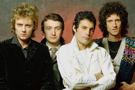 Los cuatro integrantes de Queen durante la sesión fotográfica del álbum A Kind of Magic.