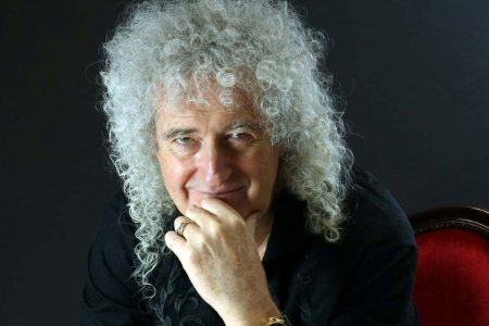 Brian May tocando la guitarra Red Special durante la gira de Back to the Light