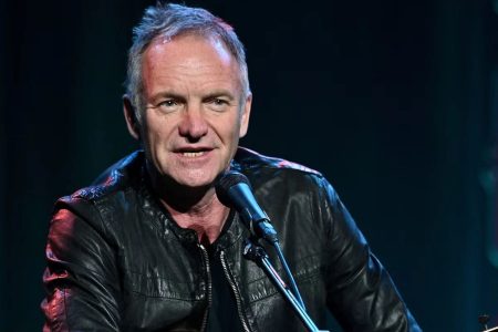 Sting tocando el bajo en vivo junto a Dominic Miller en la gira Sting 3.0