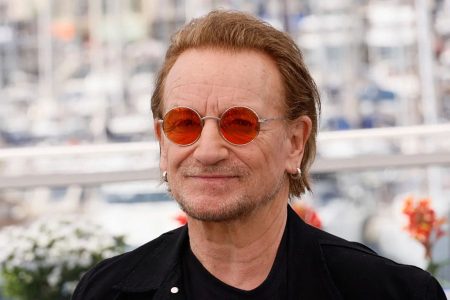 Bono de U2 hablando durante una sesión promocional del álbum Carnaval de Luz