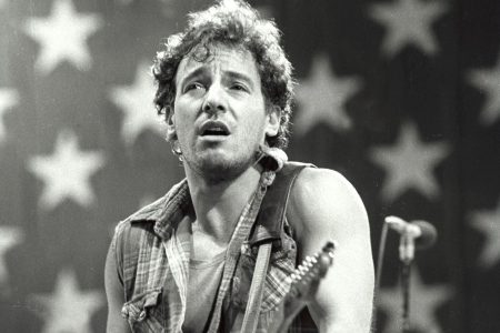 Bruce Springsteen apoyado en el hombro del saxofonista Clarence Clemons en la sesión de Born to Run.