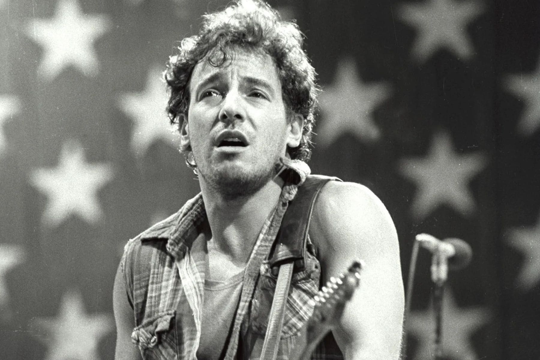Bruce Springsteen apoyado en el hombro del saxofonista Clarence Clemons en la sesión de Born to Run.