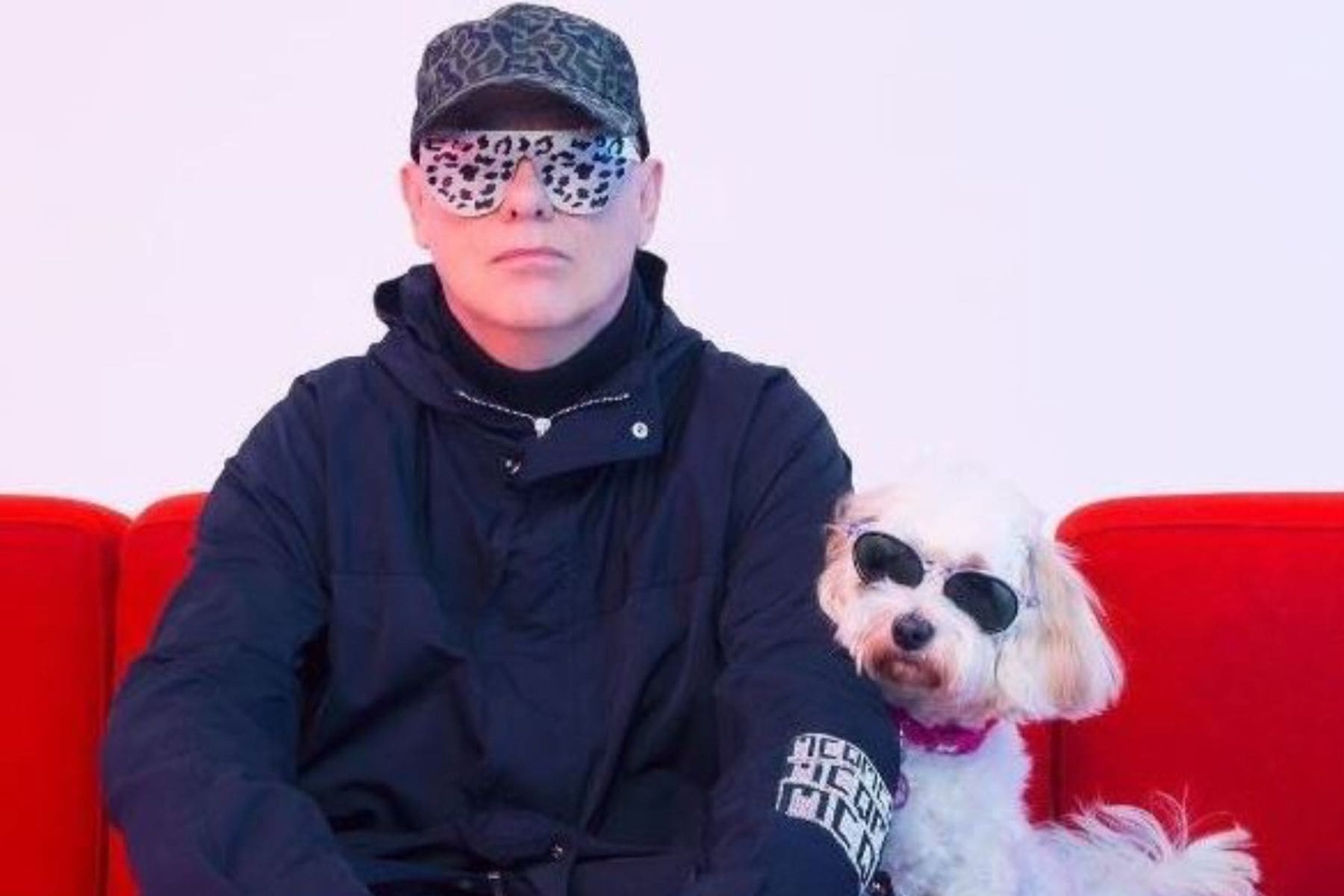Chris Lowe en una presentación en directo con Pet Shop Boys frente a sus módulos de sintetizadores.