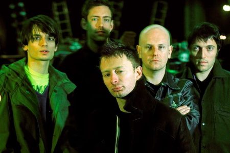 Thom Yorke cantando con micrófono en los primeros años de Radiohead en directo.