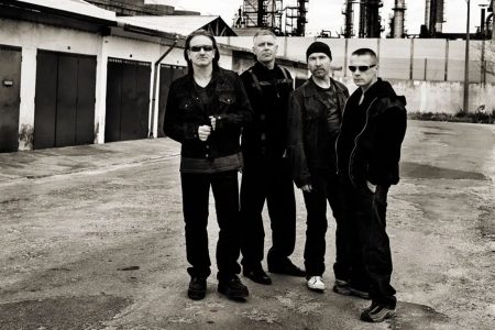 Bono y The Edge sobre el escenario durante un concierto de U2 en Mexico