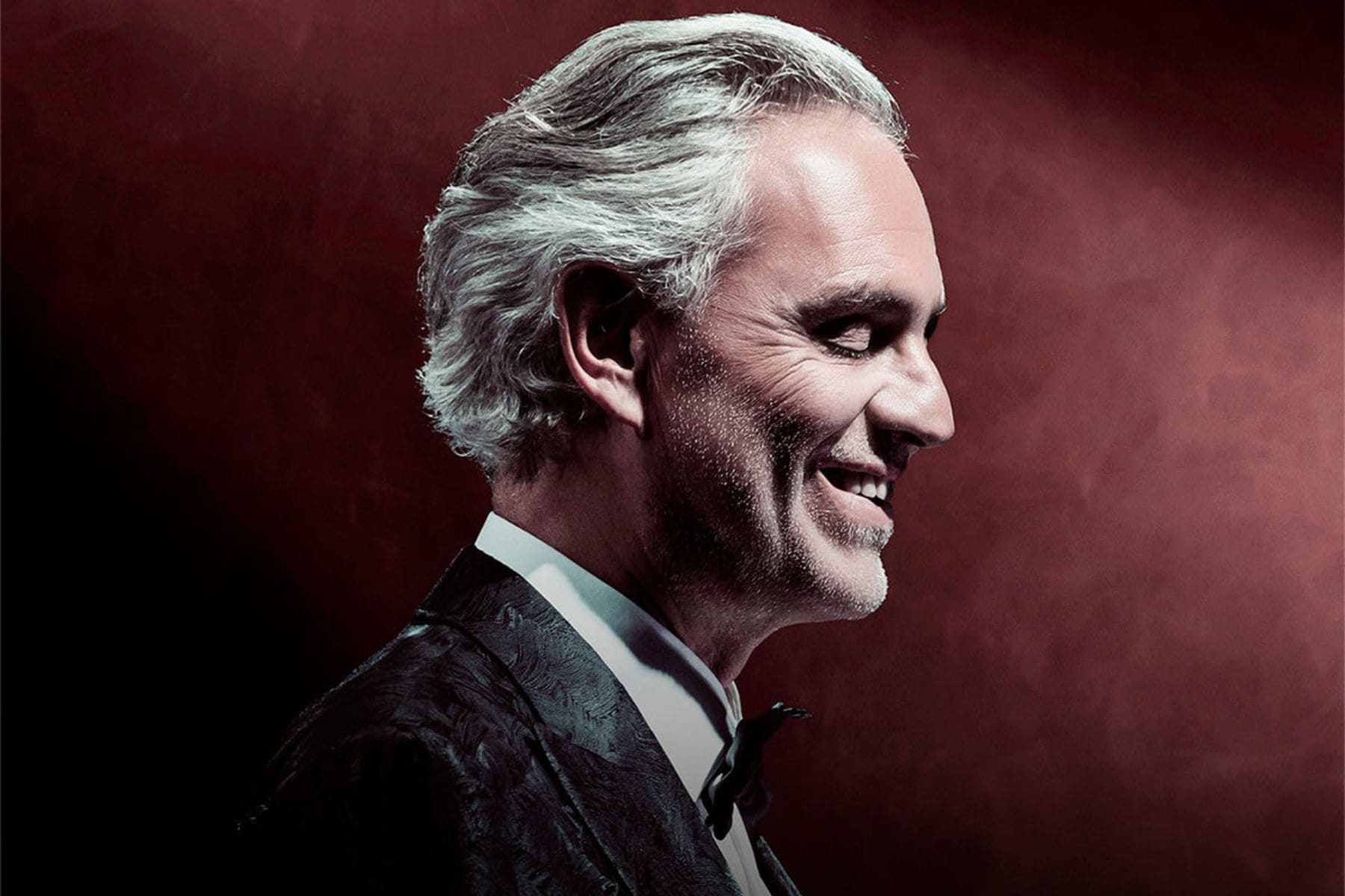 Andrea Bocelli durante una gala lírica internacional en Europa.