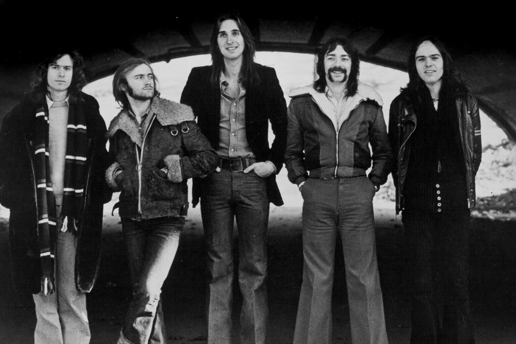 Genesis en una presentación en directo interpretando canciones de su etapa pop y progresiva.
