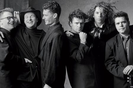Michael Hutchence sobre el escenario en la gira del álbum Kick de INXS