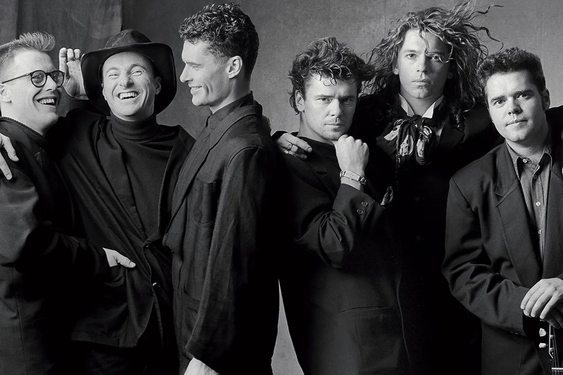 Michael Hutchence sobre el escenario en la gira del álbum Kick de INXS