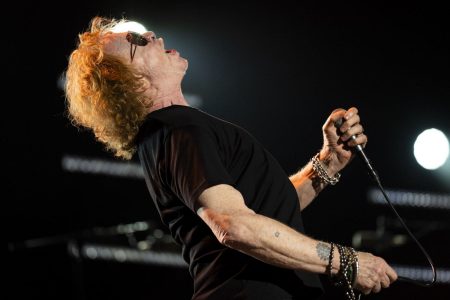 Mick Hucknall cantando en el videoclip de Holding Back the Years de Simply Red