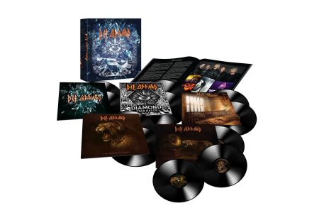 Caja conmemorativa Volume 4 de Def Leppard en sus ediciones de vinilo y CD con libro de tapa dura.