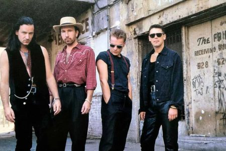 Los integrantes de U2 frente al castillo de Moydrum en la portada de The Unforgettable Fire
