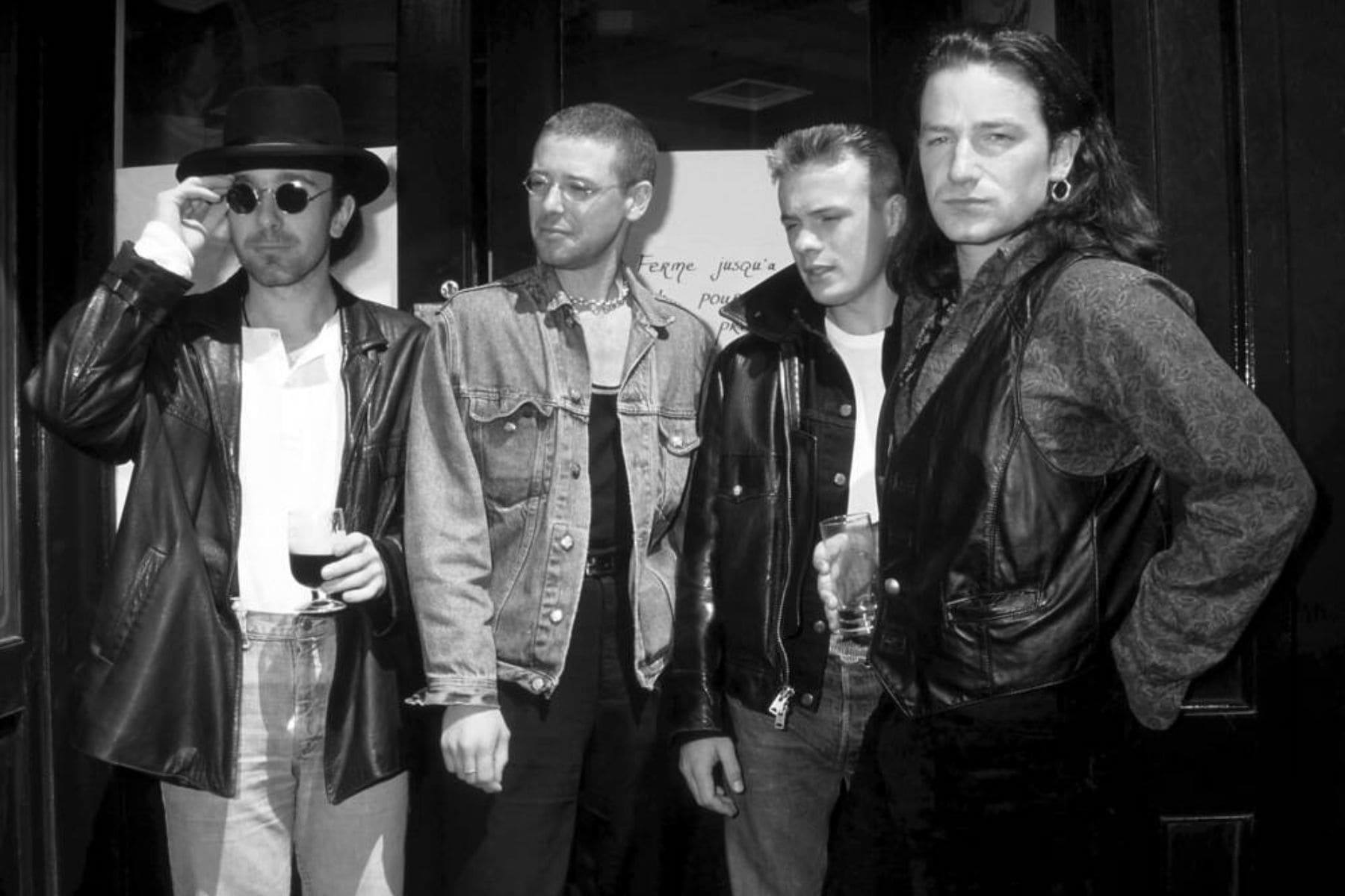 Los integrantes de U2 junto a Brian Eno y Daniel Lanois en la sala de grabación de un castillo.