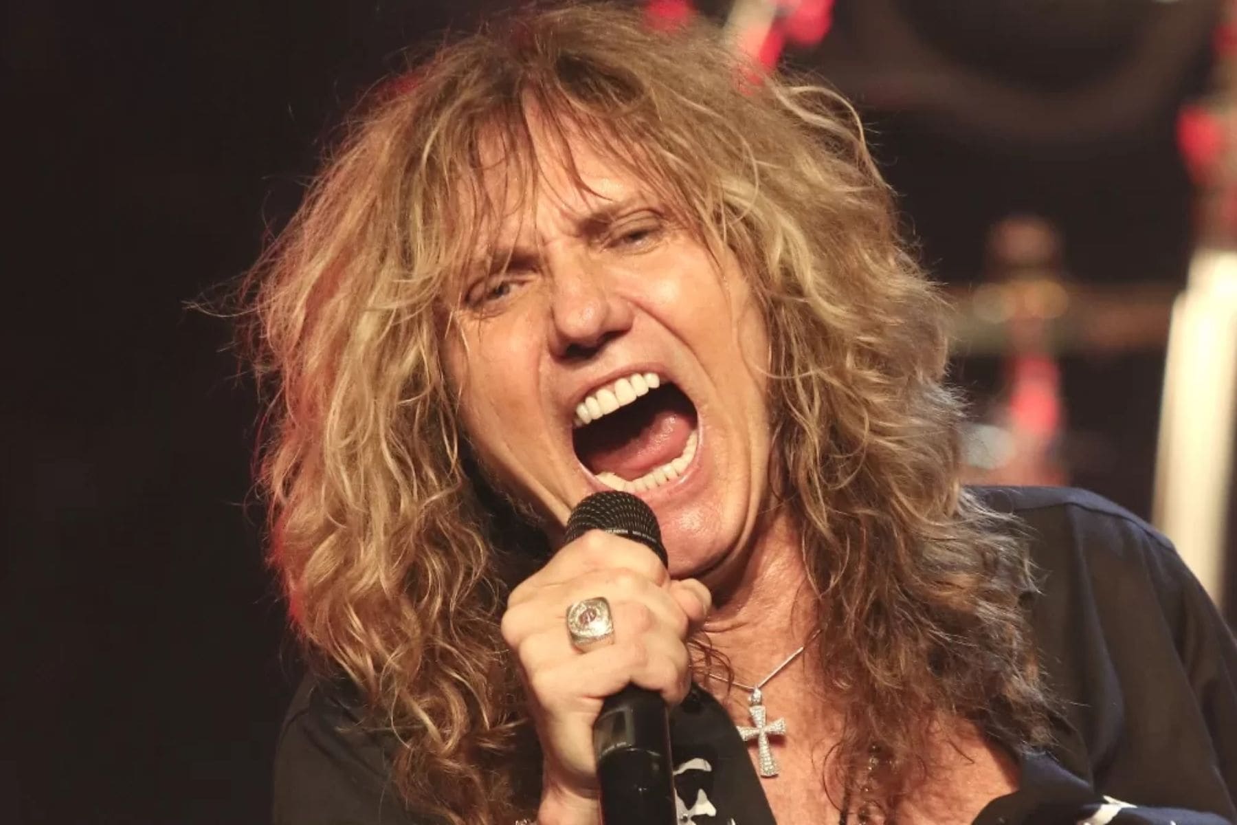 David Coverdale en una presentación en directo durante la gira de promoción del álbum 1987.