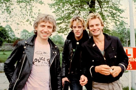 Sting tocando el bajo en el videoclip de Message in a Bottle de The Police