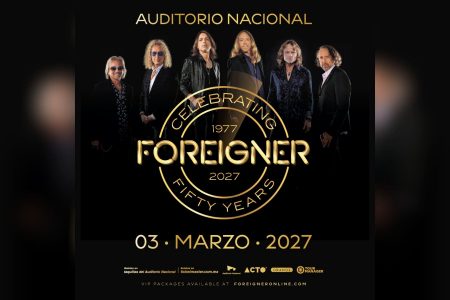 Foreigner en concierto en vivo con luces de escenario e instrumentos.
