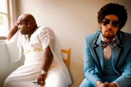 CeeLo Green y Danger Mouse posando juntos como los integrantes del dúo Gnarls Barkley.