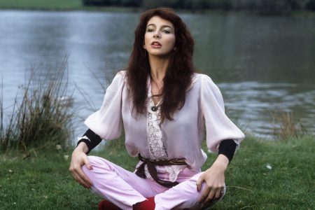 Kate Bush en retrato de estudio promocional durante los años ochenta.