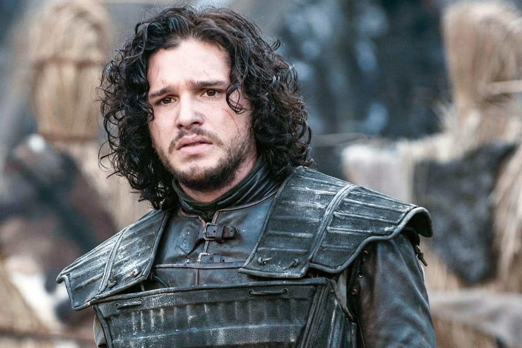 Kit Harington en una alfombra roja en Nueva York posando frente a las cámaras.