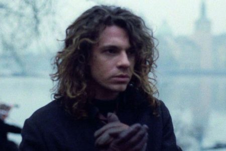 Michael Hutchence en una escena del video de Never Tear Us Apart de INXS en Praga