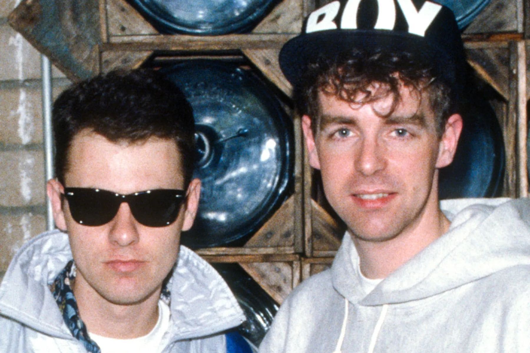 Neil Tennant y Chris Lowe en una sesión fotográfica promocional correspondiente a la era de Actually.