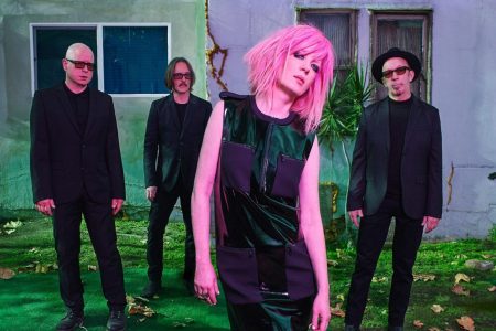 Shirley Manson cantando en el set de grabación del video musical Only Happy When It Rains.