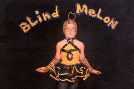 Heather DeLoach vestida con el traje de niña abeja y anteojos en el video musical No Rain.