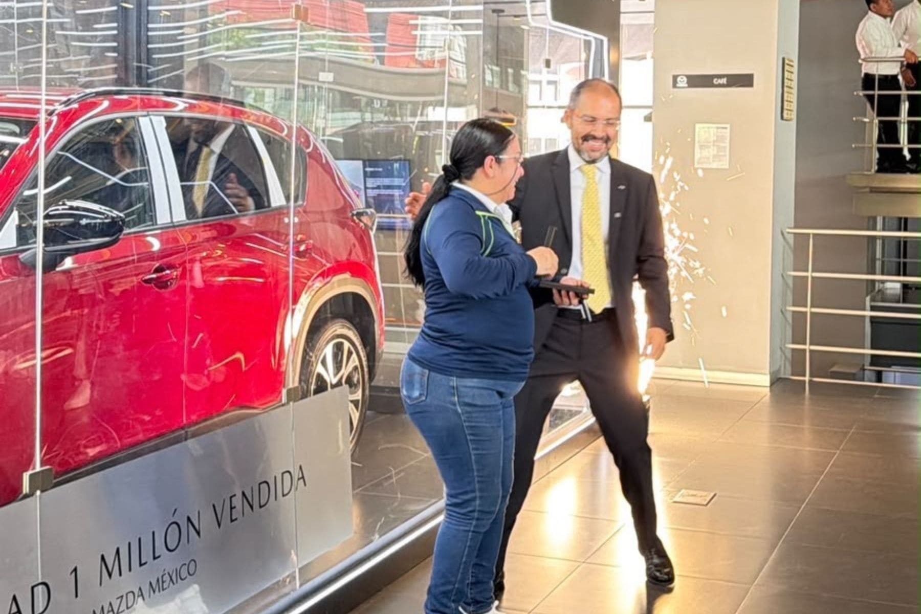 Miguel Barbeyto entregando las llaves de la Mazda CX-5 2026 a Claudia Gómez Sánchez