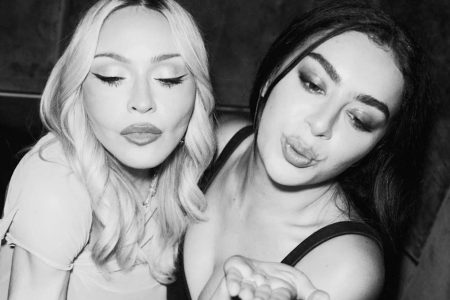 Madonna y Charli xcx bailando en un set de filmación blanco durante el adelanto de Danceteria Afterhours.