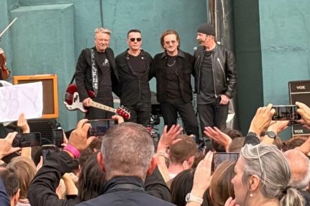 U2 tocando en vivo en el patio de la Mount Temple Comprehensive School en Dublín