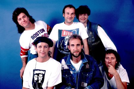 Mike Rutherford tocando la guitarra eléctrica en un escenario junto a Mike and the Mechanics.