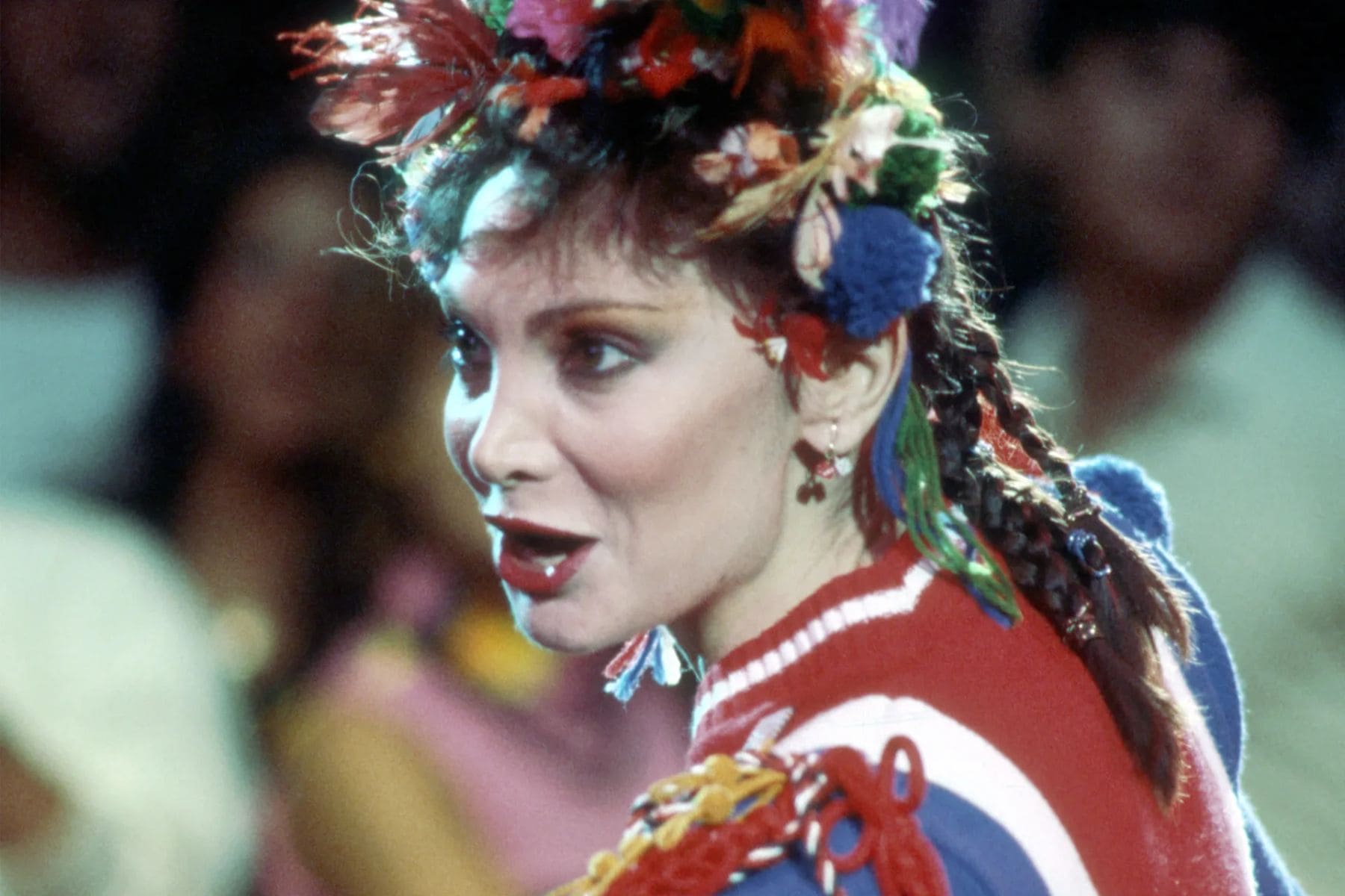 Toni Basil vestida con uniforme de porrista en una sesión fotográfica promocional de los años ochenta.