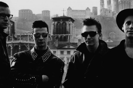 Depeche Mode en concierto durante la gira promocional de Music for the Masses