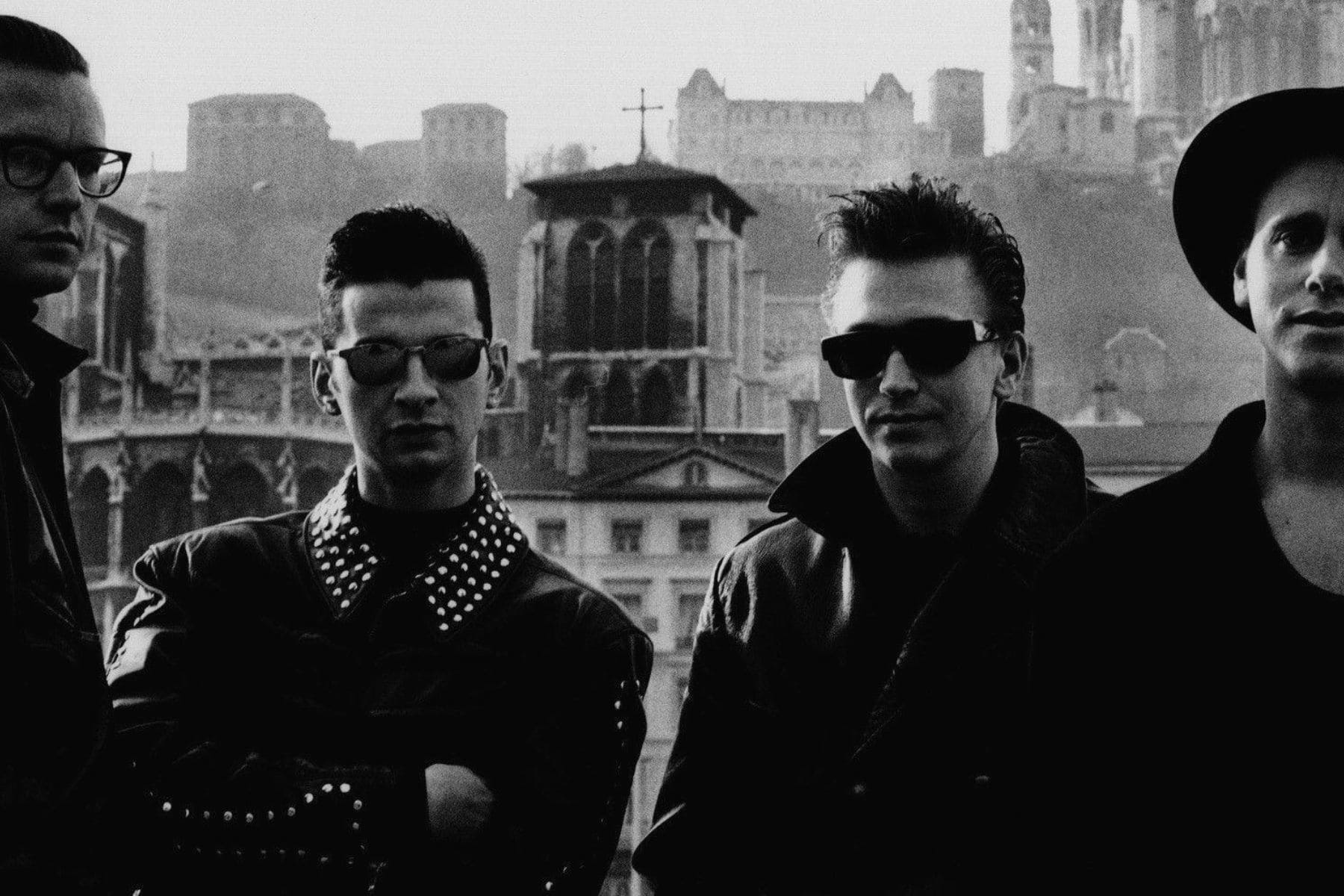 Depeche Mode en concierto durante la gira promocional de Music for the Masses