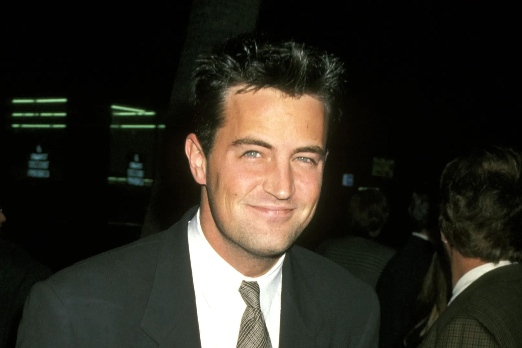 Matthew Perry sonriendo en una entrevista de archivo para el documental de Netflix