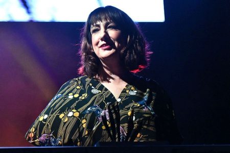 Gillian Gilbert tocando los teclados durante un concierto con New Order.