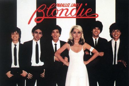 Debbie Harry vestida de blanco junto a los integrantes de Blondie en la portada de Parallel Lines.