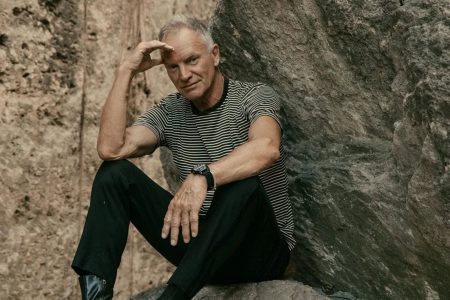 Sting hablando frente al micrófono durante una entrevista en televisión británica.