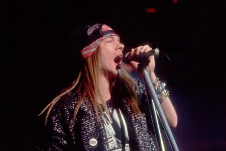 Axl Rose cantando en el escenario durante la interpretación de Welcome to the Jungle