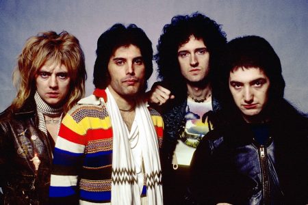 Freddie Mercury en el escenario tocando el timbre de bicicleta durante un concierto de Queen