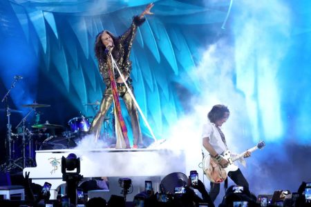 Steven Tyler y Joe Perry actuando en directo en el Hollywood Bowl.
