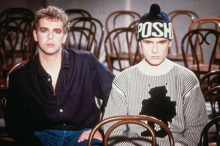 Neil Tennant y Chris Lowe de Pet Shop Boys posando con vestuario de la era Always on My Mind