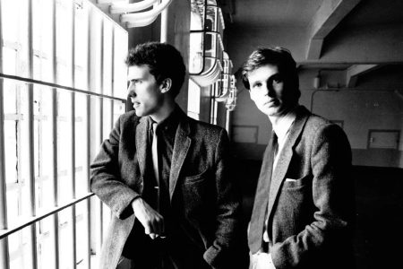 Andy McCluskey tocando el bajo y Paul Humphreys en los teclados en un concierto de OMD