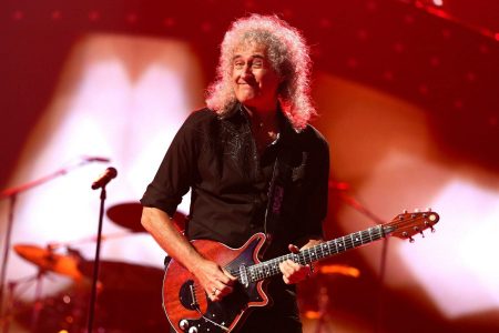 Brian May tocando la guitarra Red Special en un concierto de Queen
