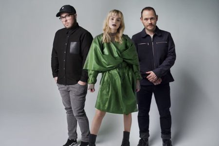 Lauren Mayberry de Chvrches interpretando una canción en directo.