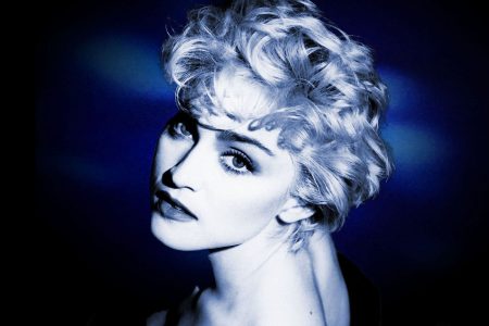 Primer plano de Madonna de perfil con cabello rubio platino para la portada de True Blue