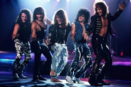Integrantes de Bon Jovi posando frente a una pared de ladrillos para el album New Jersey