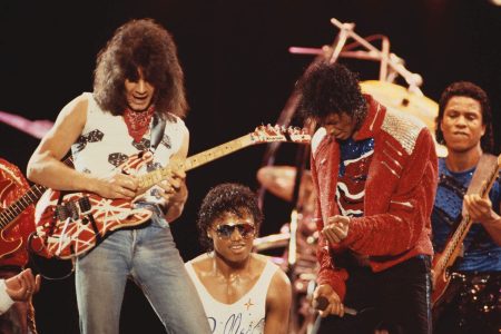 Eddie Van Halen tocando la guitarra eléctrica Frankenstrat en una sesión de estudio