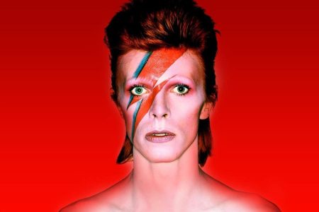 Rostro de David Bowie con el icónico rayo tricolor de la portada de Aladdin Sane.