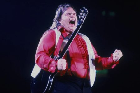 Meat Loaf cantando con intensidad dramática en el videoclip de la canción.